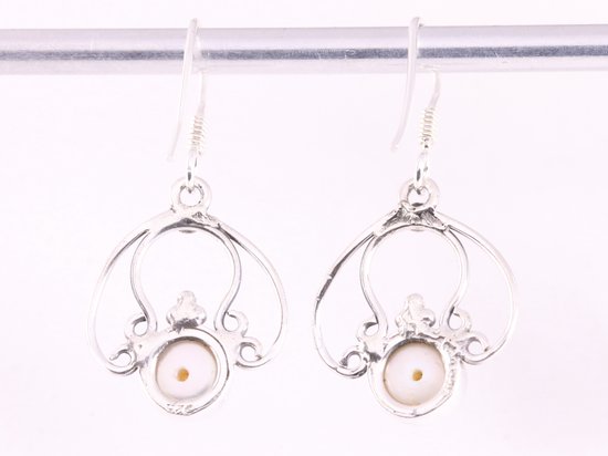 Opengewerkte zilveren oorbellen met witte zoetwater parel afbeelding 3