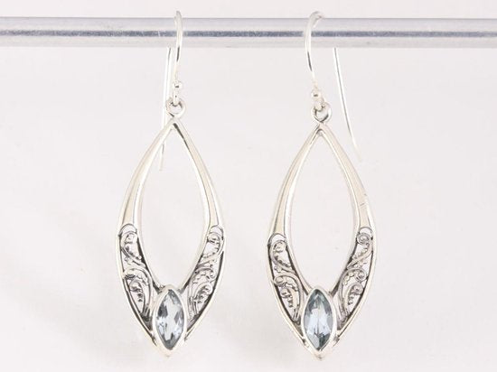 Opengewerkte zilveren oorbellen met blauwe topaas afbeelding 4