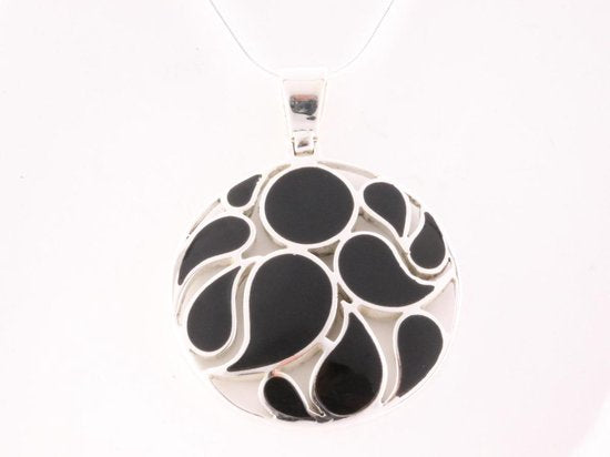 Ronde opengewerkte zilveren hanger met onyx aan ketting afbeelding 4