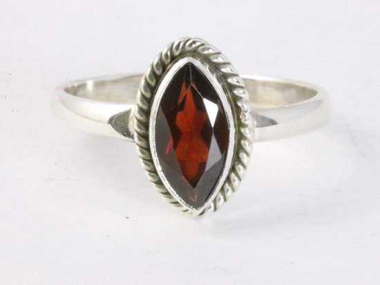 Fijne bewerkte zilveren ring met granaat afbeelding 4