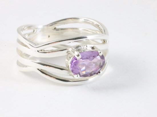 Opengewerkte zilveren ring met amethist afbeelding 1