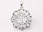 Traditionele zilveren hanger met Tibetaanse gelukssymbolen afbeelding 1