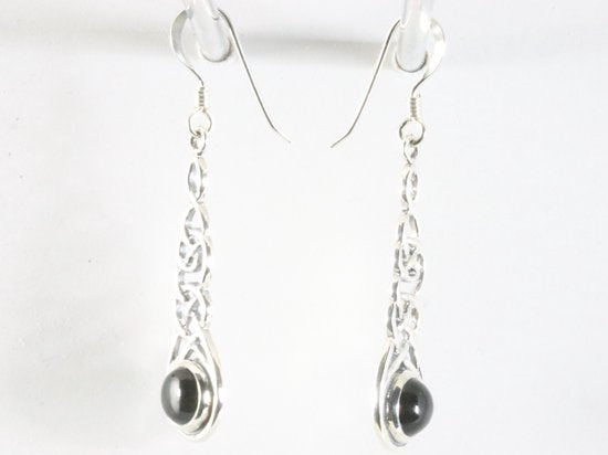 Lange opengewerkte zilveren oorbellen met onyx afbeelding 2