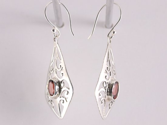 Opengewerkte zilveren oorbellen met granaat afbeelding 2