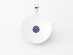 Ronde bewerkte zilveren hanger met lapis lazuli afbeelding 3