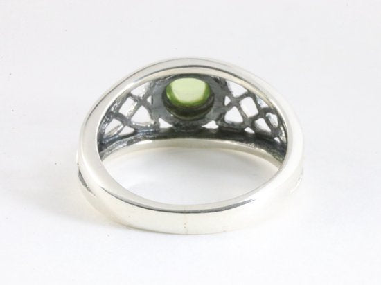 Opengewerkte hoogglans zilveren ring met peridoot afbeelding 3