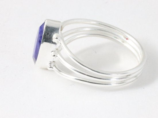 Opengewerkte zilveren ring met blauwe saffier afbeelding 2