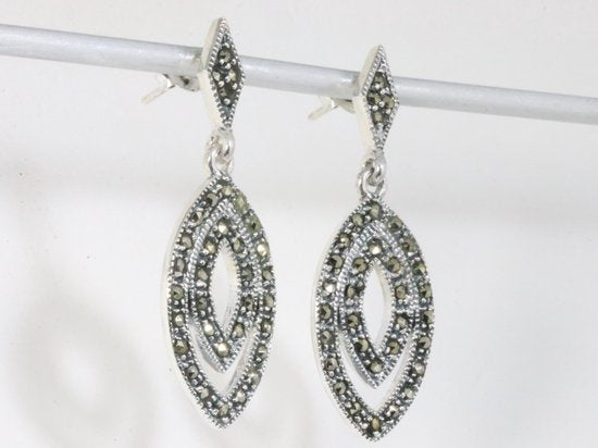 Opengewerkte zilveren oorstekers met marcasiet afbeelding 2