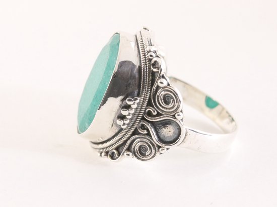 Bewerkte zilveren ring met smaragd afbeelding 2