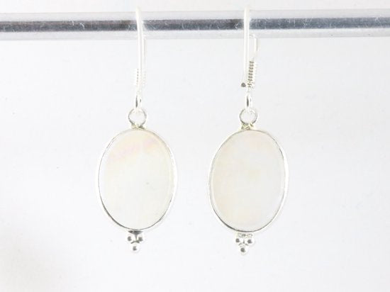 Fijne zilveren oorbellen met regenboog maansteen afbeelding 3