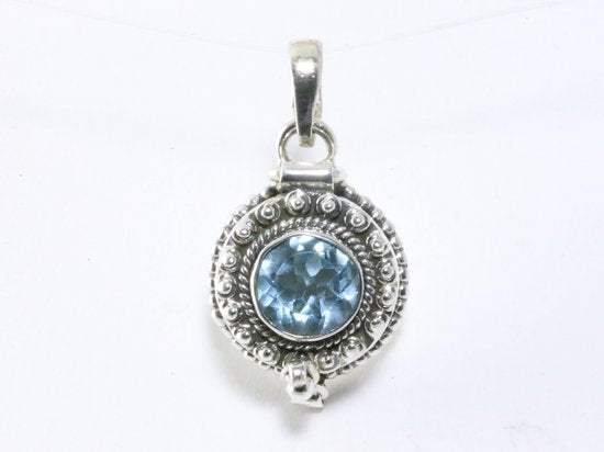 Traditioneel bewerkt rond zilveren medaillon met blauwe topaas afbeelding 3