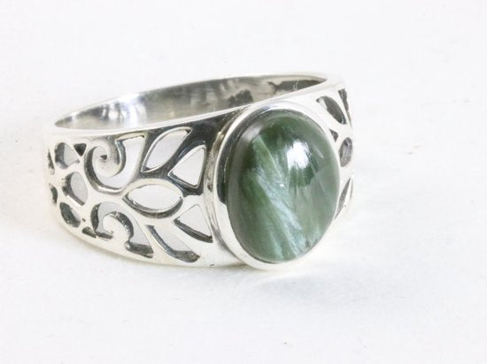 Opengewerkte zilveren ring met groene serafiniet afbeelding 1