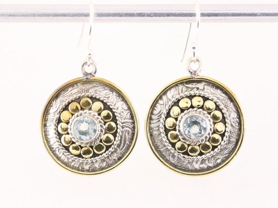 Ronde bewerkte zilveren oorbellen met blauwe topaas afbeelding 4