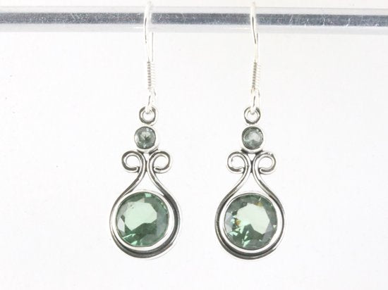 Opengewerkte zilveren oorbellen met groene amethist afbeelding 4