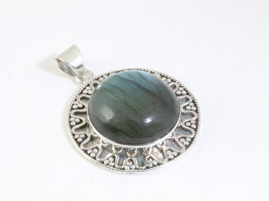 Ronde bewerkte zilveren hanger met labradoriet afbeelding 2