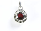 Fijne bewerkte ronde zilveren hanger met granaat afbeelding 4