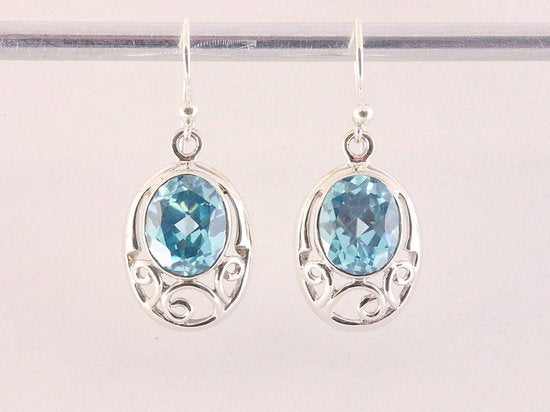 Opengewerkte zilveren oorbellen met blauwe topaas afbeelding 3