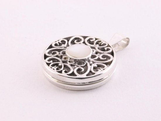 Rond opengewerkt zilveren medaillon met parelmoer afbeelding 2