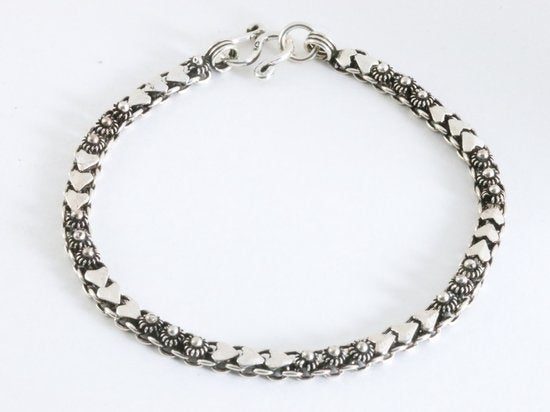 Fijne bewerkte zilveren armband met hartjes afbeelding 1