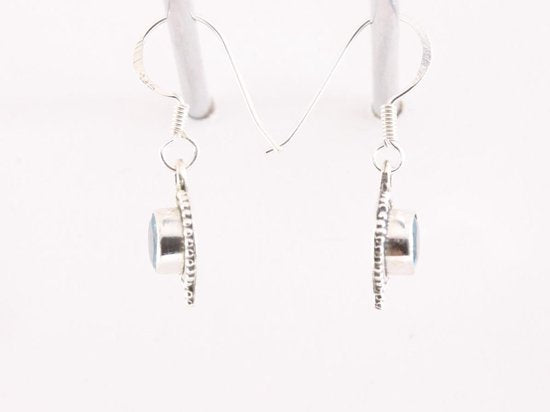 Fijne bewerkte ronde zilveren oorbellen met blauwe topaas afbeelding 2