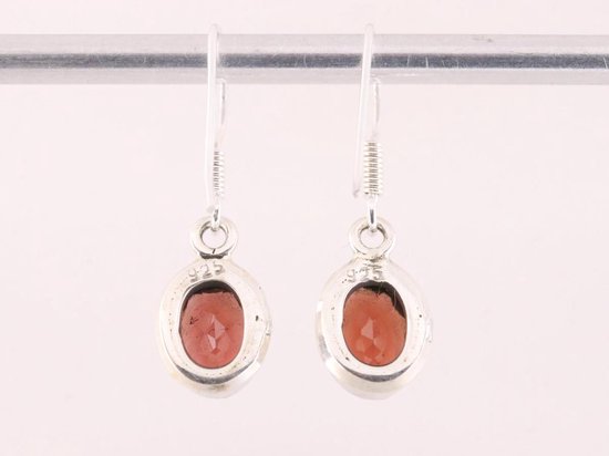 Fijne ovale zilveren oorbellen met granaat afbeelding 3