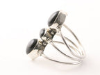 Opengewerkte zilveren ring met 3 onyx stenen afbeelding 2