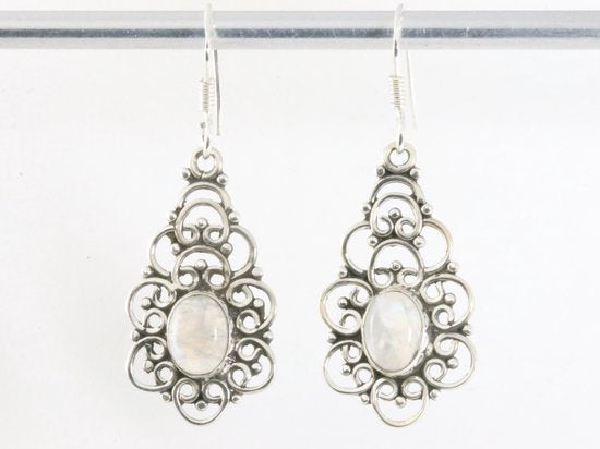 Opengewerkte zilveren oorbellen met regenboog maansteen afbeelding 3