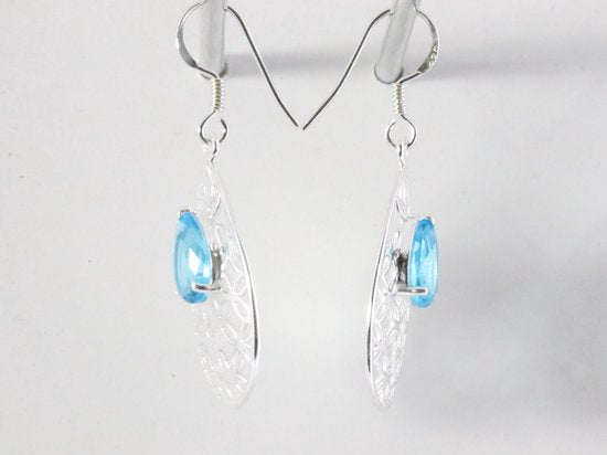 Opengewerkte zilveren oorbellen met blauwe topaas afbeelding 2