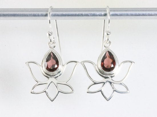 Opengewerkte zilveren lotus oorbellen met granaat afbeelding 3