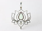 Opengewerkte zilveren lotus hanger met groene amethist afbeelding 3