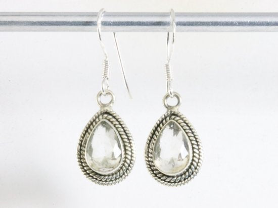 Bewerkte druppelvormige zilveren oorbellen met bergkristal afbeelding 3