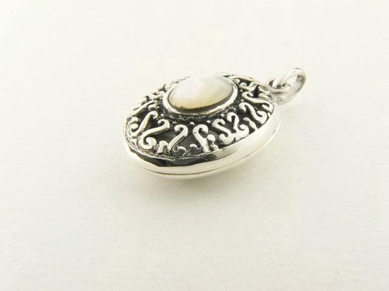 Opengewerkt zilveren medaillon met parelmoer afbeelding 2