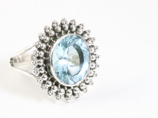 Bewerkte zilveren ring met blauwe topaas afbeelding 1