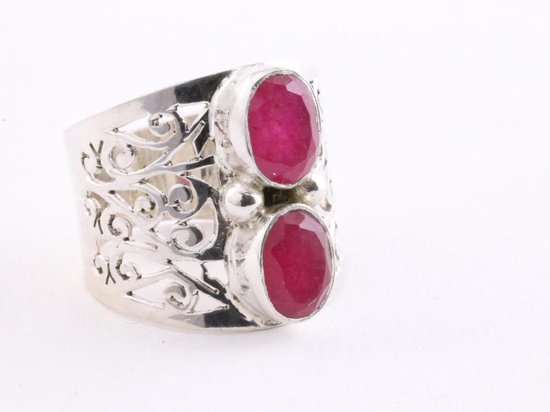 Opengewerkte zilveren ring met robijn afbeelding 1