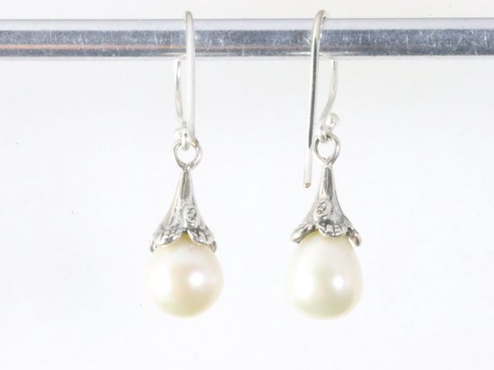 Fijne bewerkte zilveren oorbellen met witte zoetwater parel afbeelding 2
