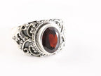 Bewerkte zilveren ring met granaat afbeelding 1