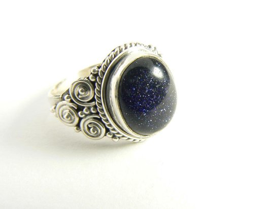 Bewerkte zilveren ring met blauwe zonnesteen afbeelding 1