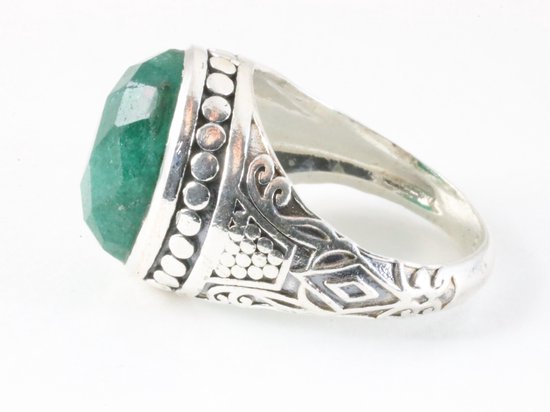 Zware bewerkte zilveren ring met smaragd afbeelding 2