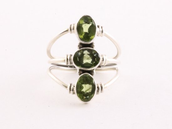 Opengewerkte zilveren ring met 3 peridoot stenen afbeelding 4