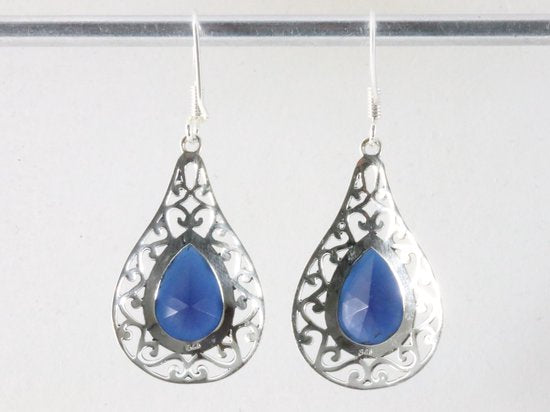 Opengewerkte zilveren oorbellen met blauwe saffier afbeelding 2