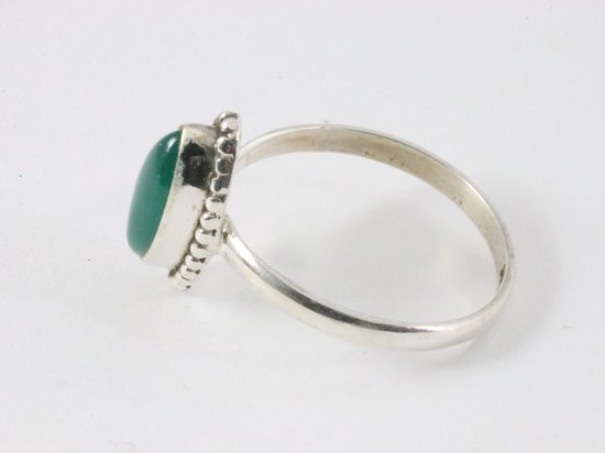 Fijne bewerkte zilveren ring met groene onyx afbeelding 2