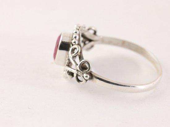 Fijne bewerkte zilveren ring met robijn afbeelding 2