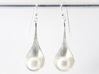 Lange zilveren oorbellen met witte zoetwater parel afbeelding 4