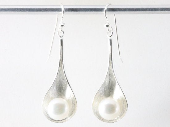Lange zilveren oorbellen met witte zoetwater parel afbeelding 4