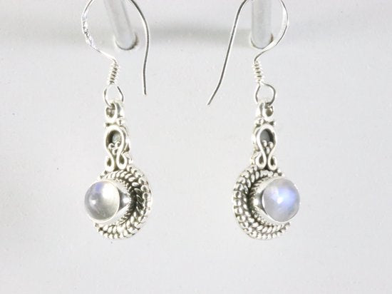 Bewerkte zilveren oorbellen met regenboog maansteen afbeelding 2