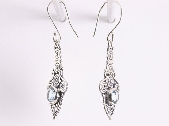 Lange bewerkte zilveren oorbellen met blauwe topaas afbeelding 2