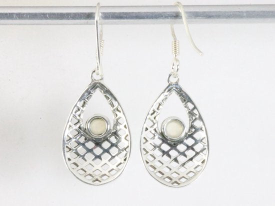 Opengewerkte zilveren oorbellen met regenboog maansteen afbeelding 2