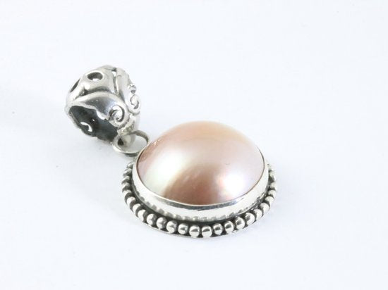 Ronde bewerkte zilveren hanger met roze parel aan ketting afbeelding 2