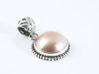 Ronde bewerkte zilveren hanger met roze parel aan ketting afbeelding 2