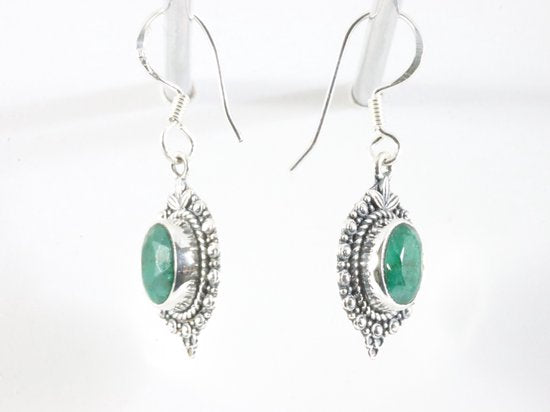 Fijne bewerkte zilveren oorbellen met smaragd afbeelding 2